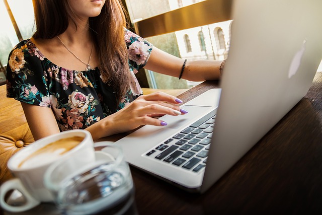 Espaço de trabalho moderno com laptop e café